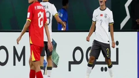 韩国“腿王”挑战中国武术，被中国拳王重拳击中送医急救